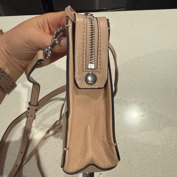 Rebecca Minkoff Crossbody Bag with Adjustable Strap and Minimalist Design - Picture 7 of 8
